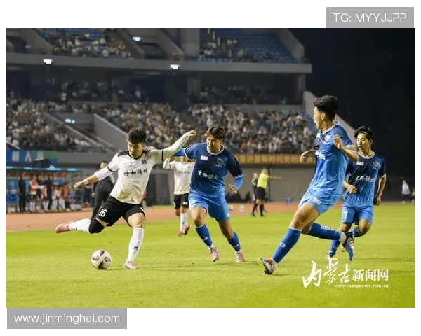 退役足球明星重返赛场再展风采激情对决引发球迷热潮