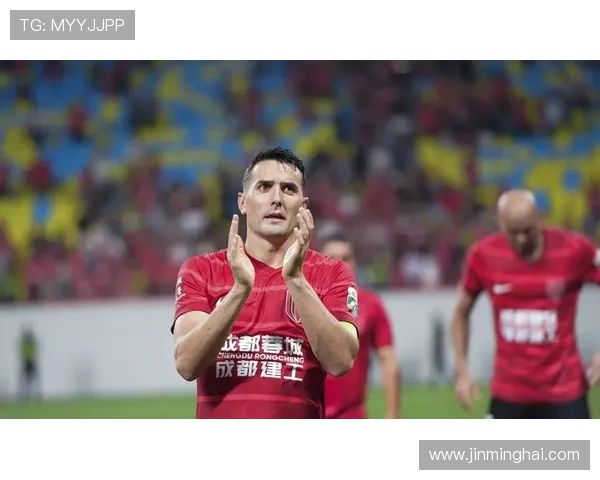 足球巨星坚守球队承诺续约不离开东家展现忠诚与热爱