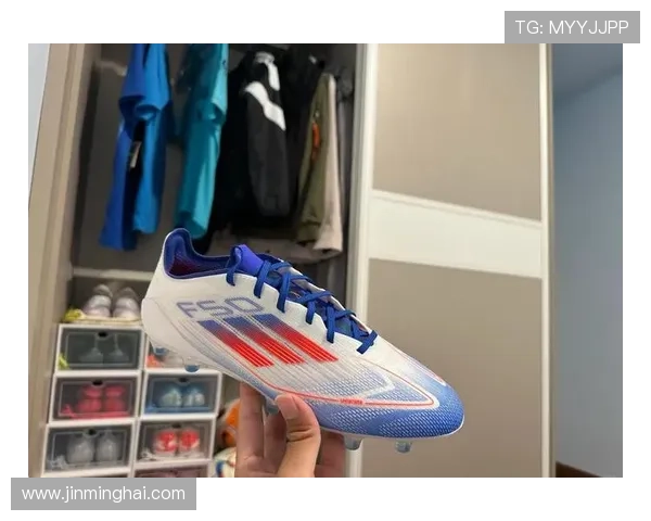 足球明星后卫选择的鞋款解析与推荐适合他们的最佳足球鞋