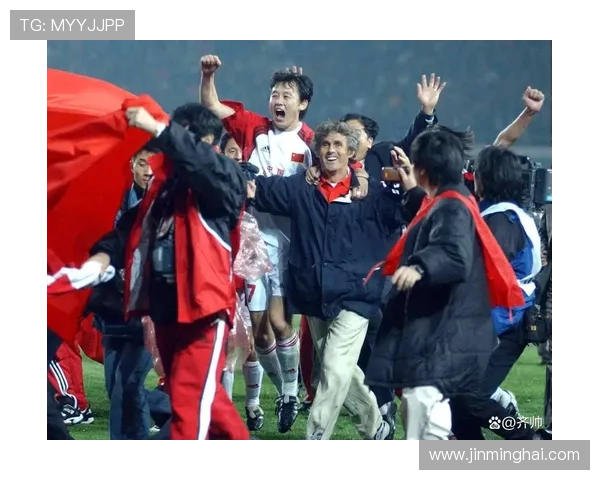 足球明星热情拥抱国足展现团结力量感动无数球迷瞬间回顾